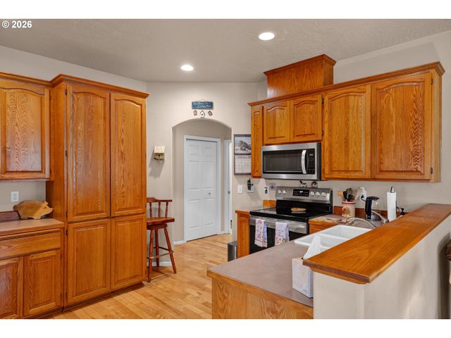 212 CHIMNEY ROCK Ln, Eugene, OR 97404