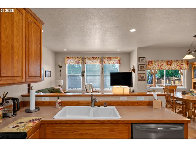 212 CHIMNEY ROCK Ln, Eugene, OR 97404