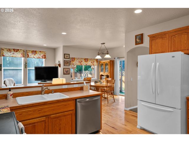 212 CHIMNEY ROCK Ln, Eugene, OR 97404