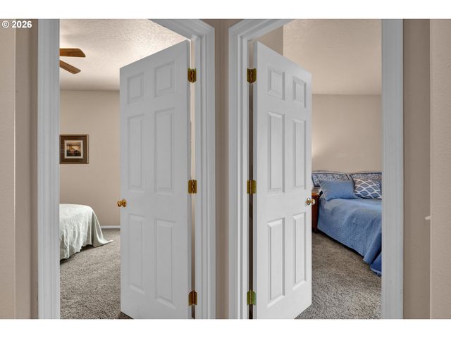 212 CHIMNEY ROCK Ln, Eugene, OR 97404