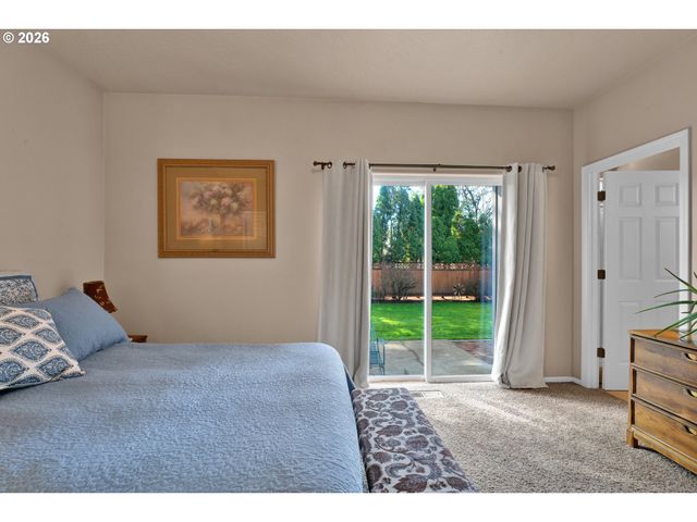 212 CHIMNEY ROCK Ln, Eugene, OR 97404