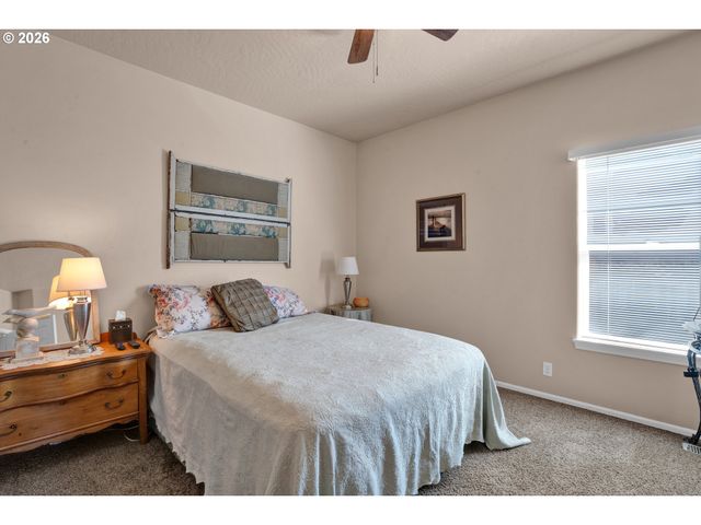 212 CHIMNEY ROCK Ln, Eugene, OR 97404