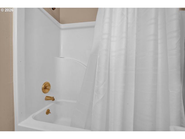 212 CHIMNEY ROCK Ln, Eugene, OR 97404