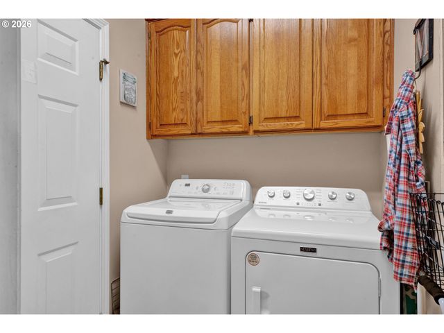 212 CHIMNEY ROCK Ln, Eugene, OR 97404