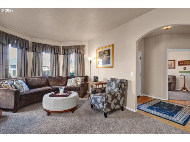 212 CHIMNEY ROCK Ln, Eugene, OR 97404