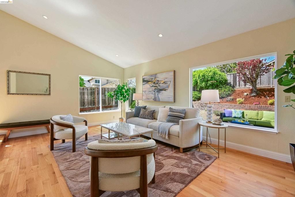 Image 6 of property listing at 4303 Chamberlin Ct, Oakland, CA 94619