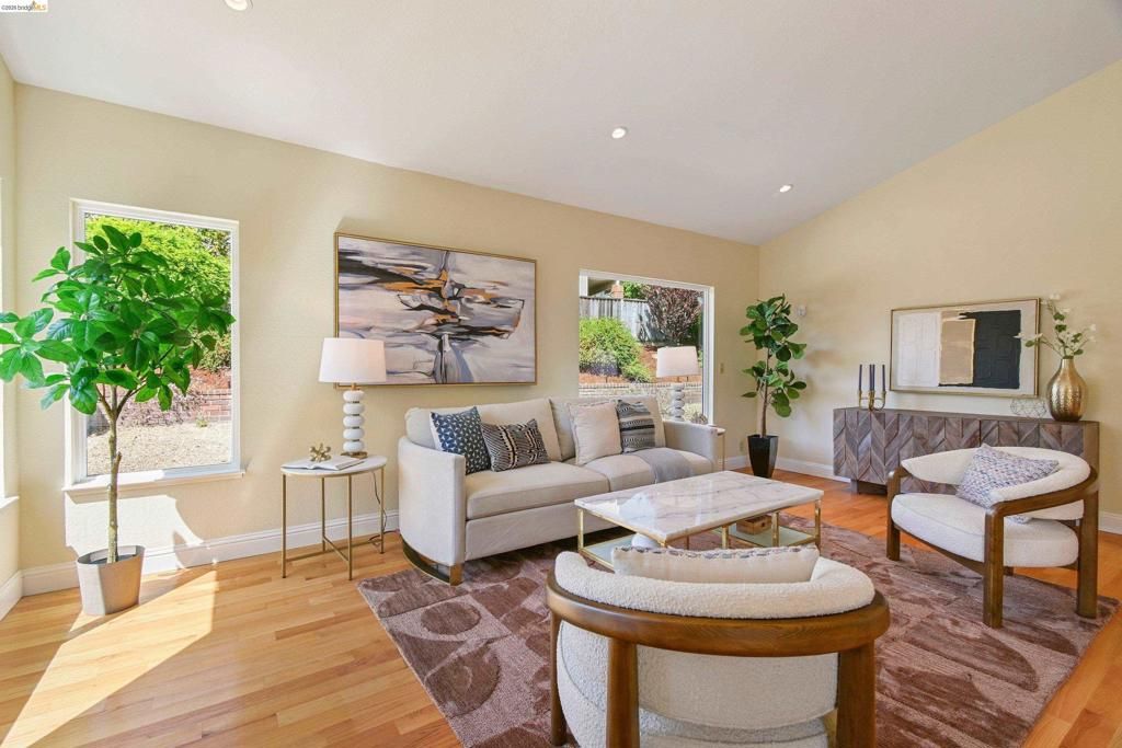 Image 7 of property listing at 4303 Chamberlin Ct, Oakland, CA 94619