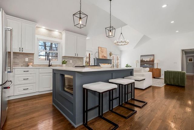 8909 Cherokee Lane, Leawood, KS 66206