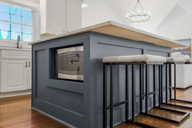 8909 Cherokee Lane, Leawood, KS 66206