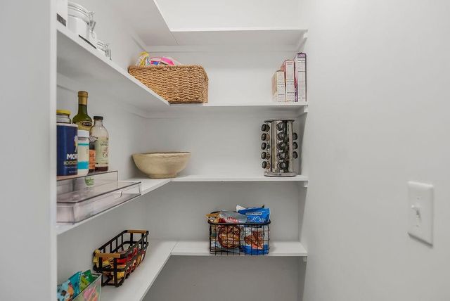 8909 Cherokee Lane, Leawood, KS 66206