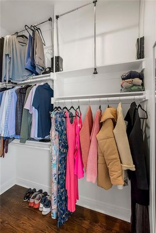 8909 Cherokee Lane, Leawood, KS 66206