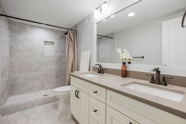 8909 Cherokee Lane, Leawood, KS 66206