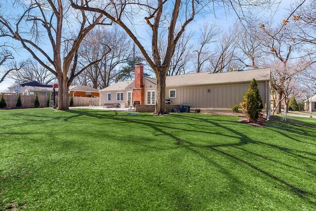 8909 Cherokee Lane, Leawood, KS 66206