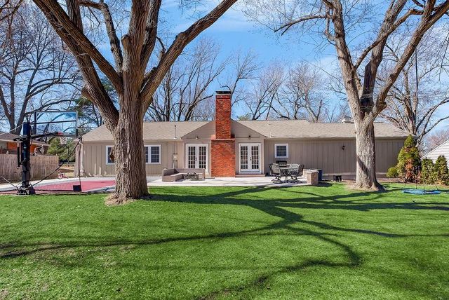 8909 Cherokee Lane, Leawood, KS 66206