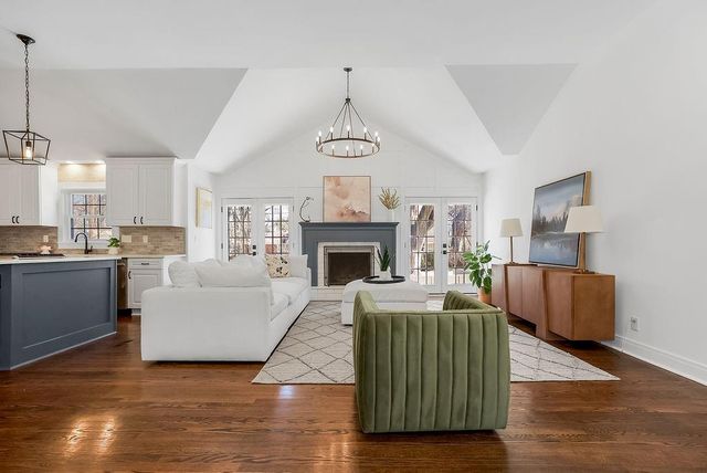 8909 Cherokee Lane, Leawood, KS 66206