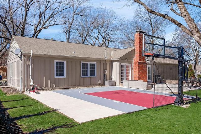 8909 Cherokee Lane, Leawood, KS 66206