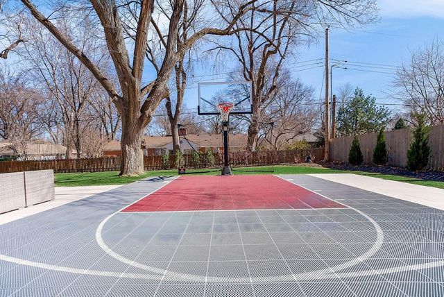 8909 Cherokee Lane, Leawood, KS 66206