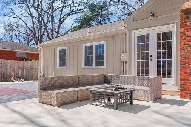 8909 Cherokee Lane, Leawood, KS 66206