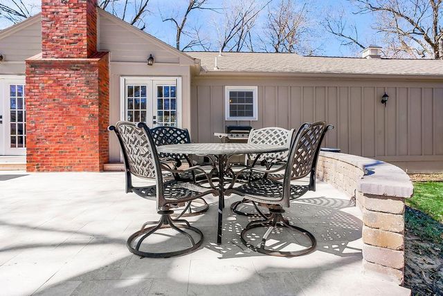 8909 Cherokee Lane, Leawood, KS 66206