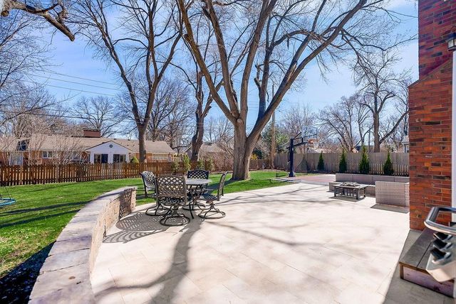 8909 Cherokee Lane, Leawood, KS 66206