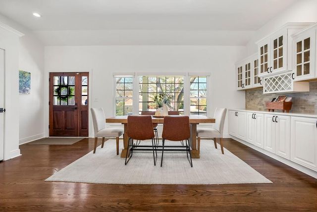 8909 Cherokee Lane, Leawood, KS 66206