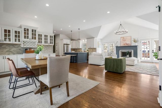 8909 Cherokee Lane, Leawood, KS 66206