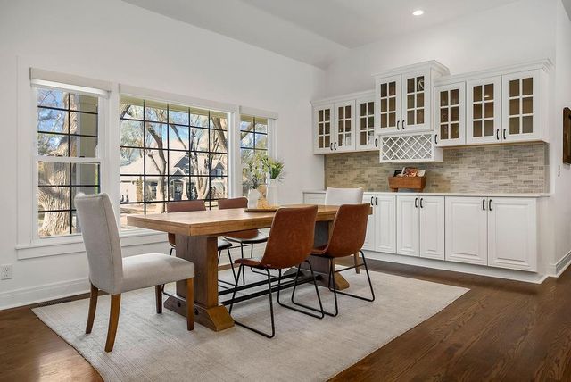 8909 Cherokee Lane, Leawood, KS 66206