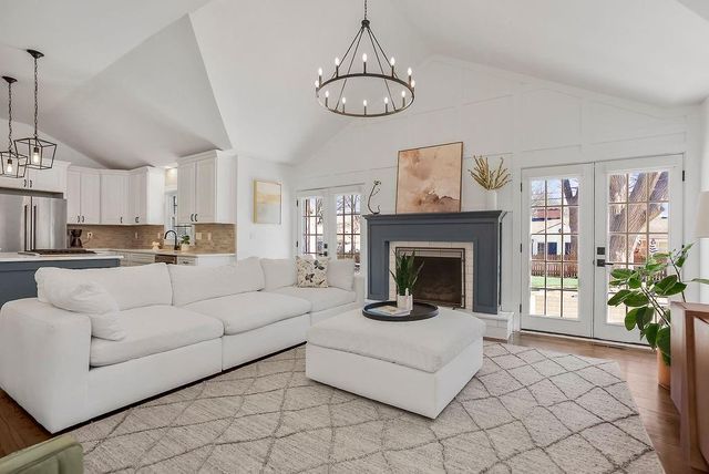 8909 Cherokee Lane, Leawood, KS 66206