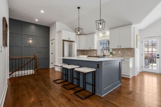 8909 Cherokee Lane, Leawood, KS 66206