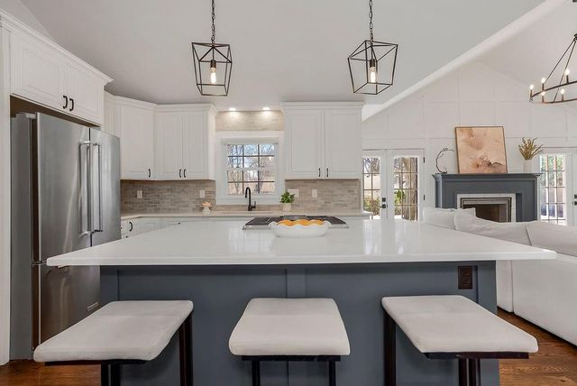 8909 Cherokee Lane, Leawood, KS 66206