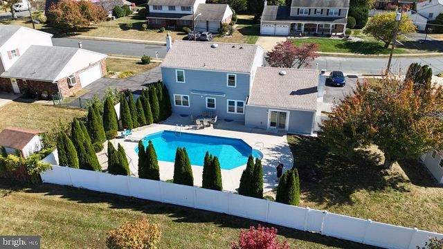 8 DELAWARE DR, Bordentown, NJ 08505