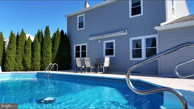 8 DELAWARE DR, Bordentown, NJ 08505