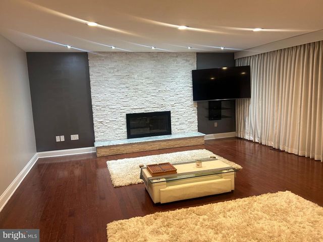 8 DELAWARE DR, Bordentown, NJ 08505