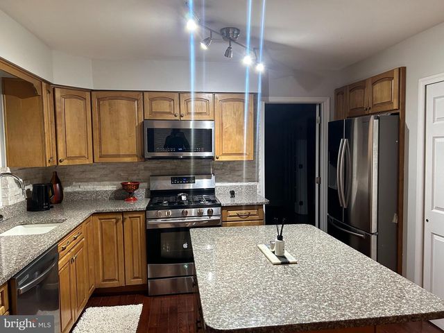 8 DELAWARE DR, Bordentown, NJ 08505