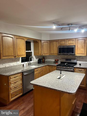 8 DELAWARE DR, Bordentown, NJ 08505