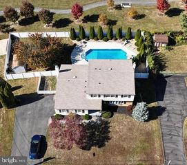 8 DELAWARE DR, Bordentown, NJ 08505