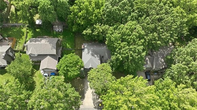 7130 N Woodland Avenue, Gladstone, MO 64118