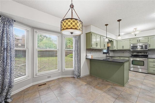 7130 N Woodland Avenue, Gladstone, MO 64118