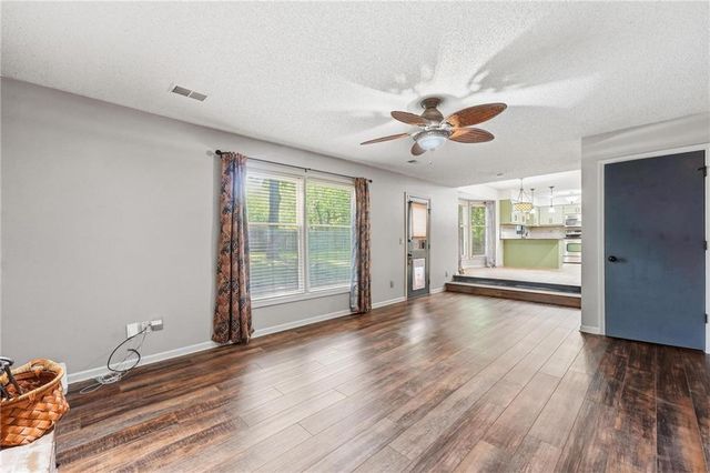 7130 N Woodland Avenue, Gladstone, MO 64118