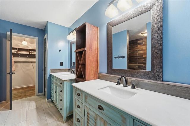 7130 N Woodland Avenue, Gladstone, MO 64118