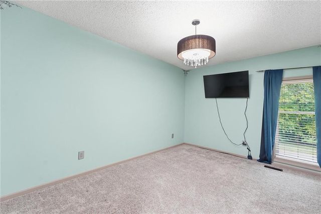 7130 N Woodland Avenue, Gladstone, MO 64118