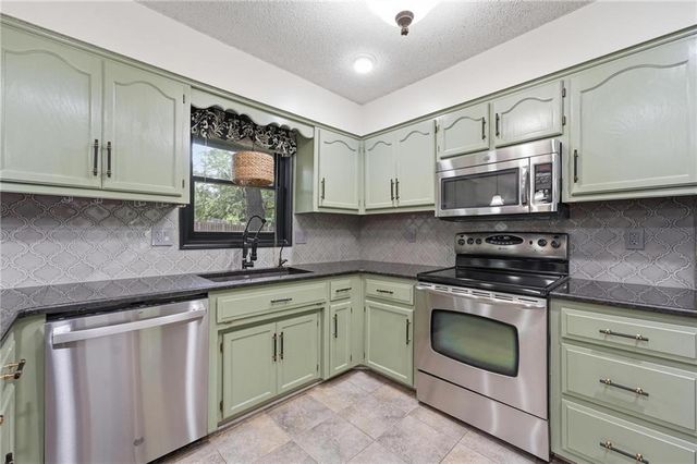 7130 N Woodland Avenue, Gladstone, MO 64118
