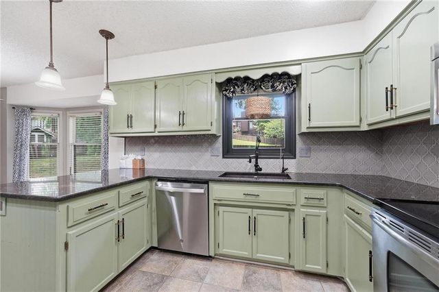 7130 N Woodland Avenue, Gladstone, MO 64118