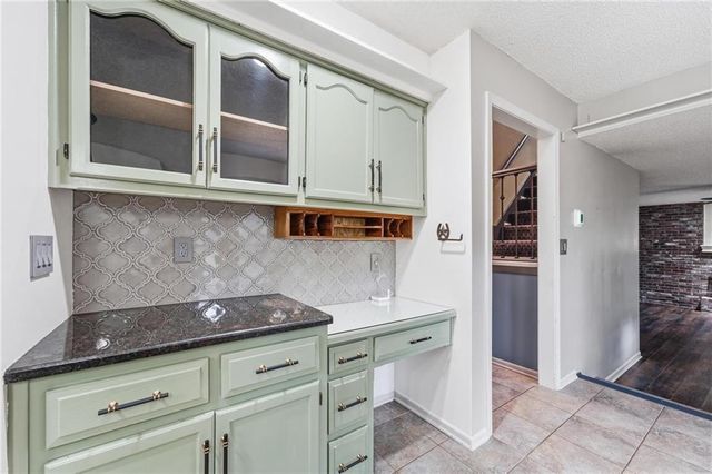 7130 N Woodland Avenue, Gladstone, MO 64118