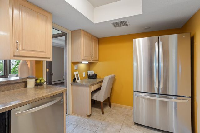 6085 Lincoln Drive 222, Edina, MN 55436