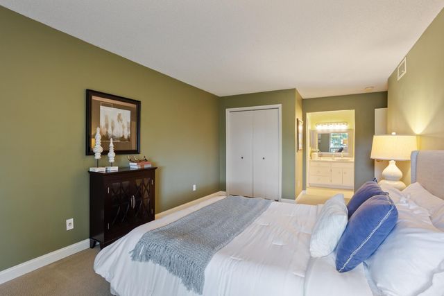 6085 Lincoln Drive 222, Edina, MN 55436