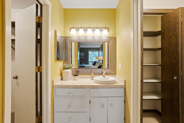 6085 Lincoln Drive 222, Edina, MN 55436