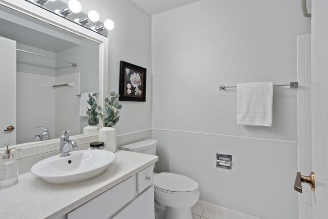 6085 Lincoln Drive 222, Edina, MN 55436