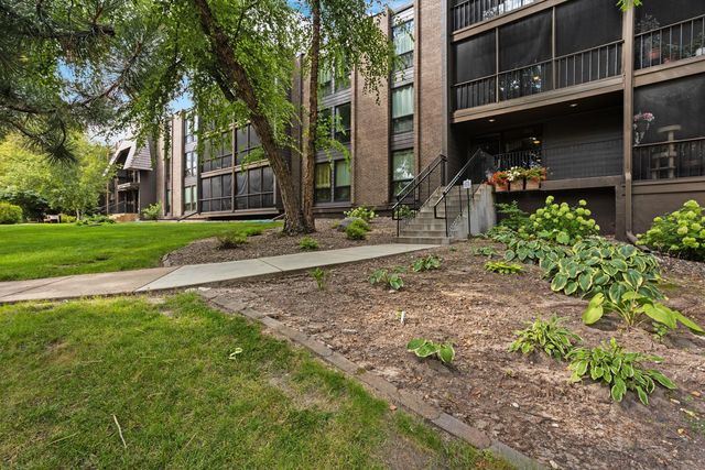 6085 Lincoln Drive 222, Edina, MN 55436