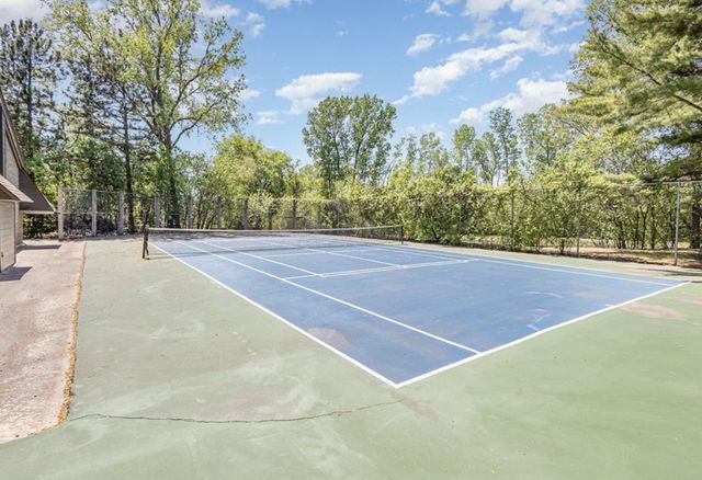 6085 Lincoln Drive 222, Edina, MN 55436